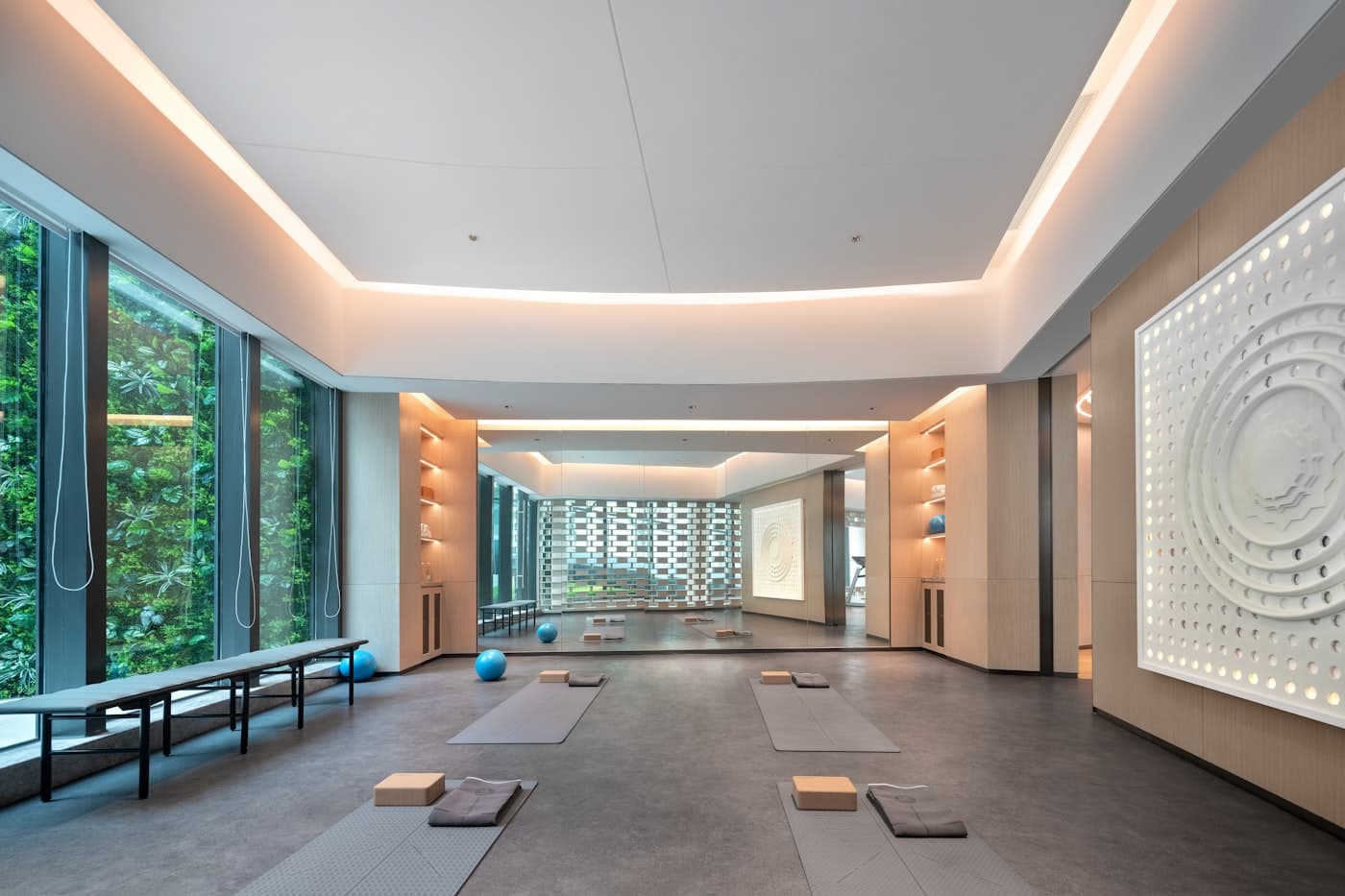 Sala de terapias ampla com colchões e luz natural